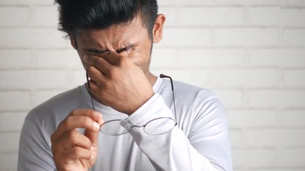 Gros plan de l'homme contrarié souffrant d'une forte douleur oculaire — Video