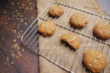 Ahşap arka planda bir yığın yemek kurabiyesi