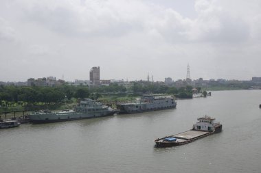 Dhaka Bangladeş 23 Haziran Buriganga nehri ve tekneleri yüksek açılı 