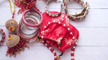 Mücevher, kolye ve zincir masanın üstünde. .