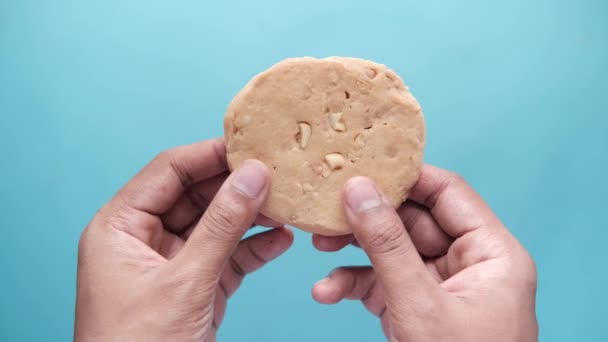 Розбити солодке печиво на два шматки — стокове відео
