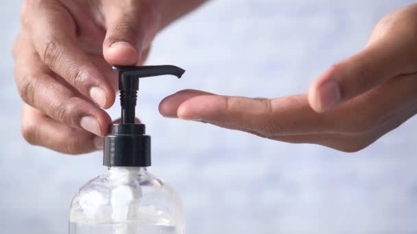 Dettaglio colpo di utilizzo del liquido disinfettante — Video Stock