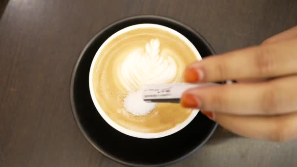 Person hand rör kaffe med sked. — Stockvideo