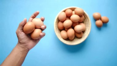 Masadaki plastik bir kutudan yumurta topluyorum. 