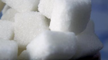 Bir kasede şeker küpünü kapat. 