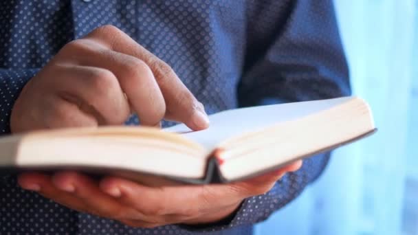 Close-up van jonge man hand het lezen van een boek — Stockvideo
