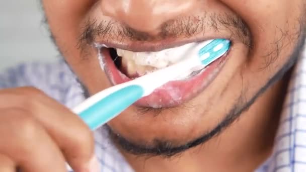 Detalj skott av ung man borsta tänderna, — Stockvideo