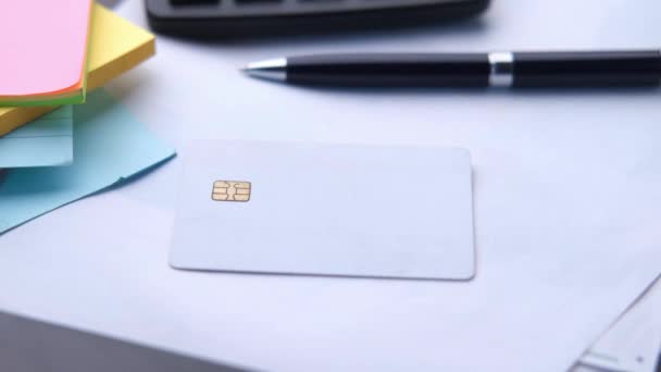 Primo piano di cadere le carte di credito su un foglio — Video Stock