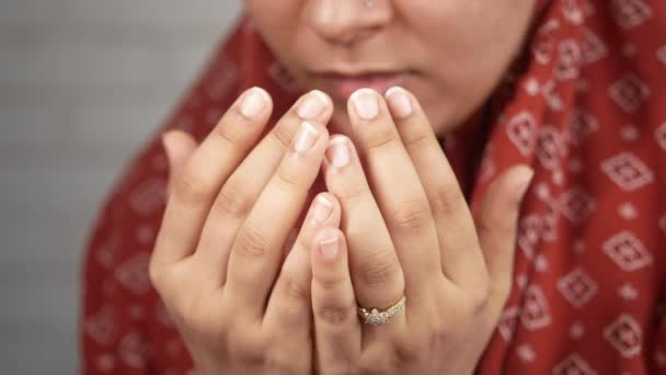 Acercamiento de las mujeres musulmanas orando en ramadán — Vídeo de stock