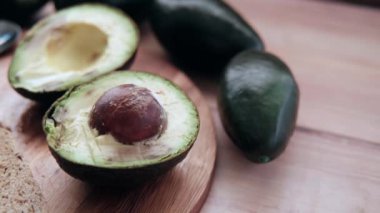 Tahta masadaki avokado diliminin üst görüntüsü 