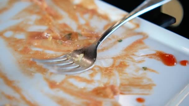 Placa vacía después de comer en la mesa — Vídeos de Stock