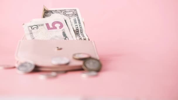 Oss dollar kontanter i läder på rosa bakgrund — Stockvideo