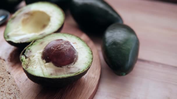 Tahta masadaki avokado diliminin üst görüntüsü — Stok video