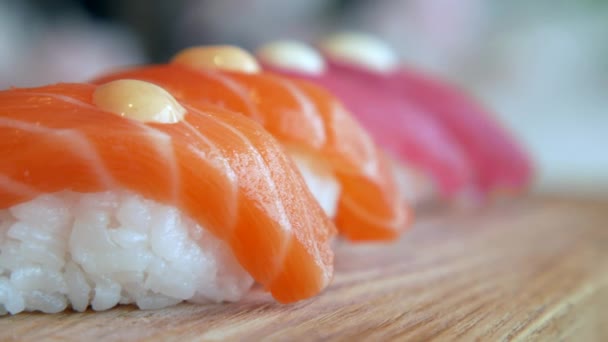Traditionelles japanisches Nigiri-Sushi mit Lachs auf Teller — Stockvideo