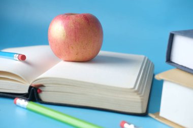 Siyah okul konsepti, masada elma..