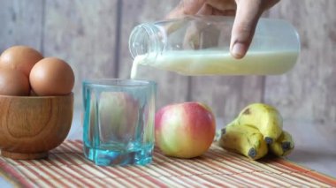  Bir bardağa muz, yumurta ve elma dolduruyorum..