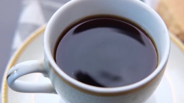Положить искусственный подсластитель в чай замедленной съемки — стоковое видео