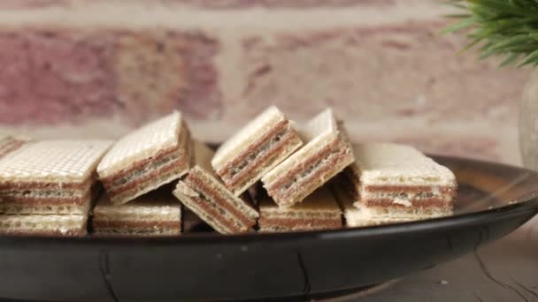 Detalle corto de rollo de oblea chocolate — Vídeos de Stock