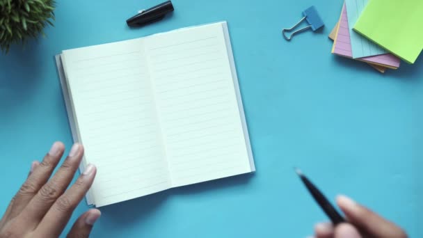 2022 yılını not defterine ve masadaki sabit kağıda yazıyorsun. — Stok video