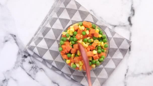 Top view of corn, carrot and beans in a bowl, — Stock Video