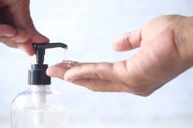 Corona virüsünü önlemek için dezenfekte sıvısı kullanılıyor.