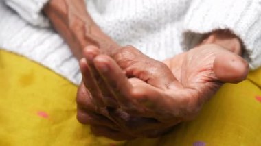 Acıdan muzdarip yaşlı kadın