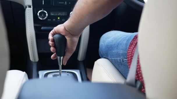 Férfi kézi változó sebességbe az autóban, — Stock videók