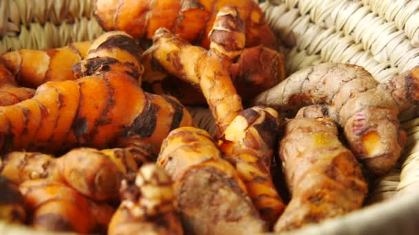 Detail shot van kurkuma wortel in kom op tafel , — Stockvideo