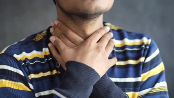Непризнанный человек страдает от боли в горле близко — стоковое видео