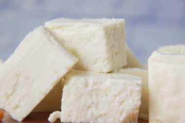 Küp şeklindeki taze peynirin kapağını kapatın. 