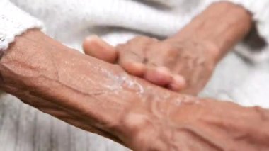  Son sınıf öğrencileri evde cilde güzellik kremi sürüyor. 