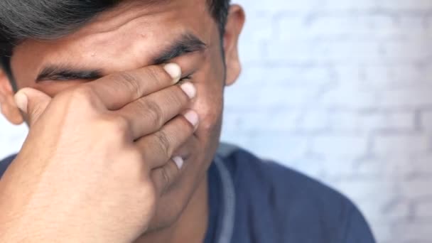 Κοντινό πλάνο του αναστατωμένου ανθρώπου που υποφέρει από έντονο πόνο στα μάτια — Αρχείο Βίντεο