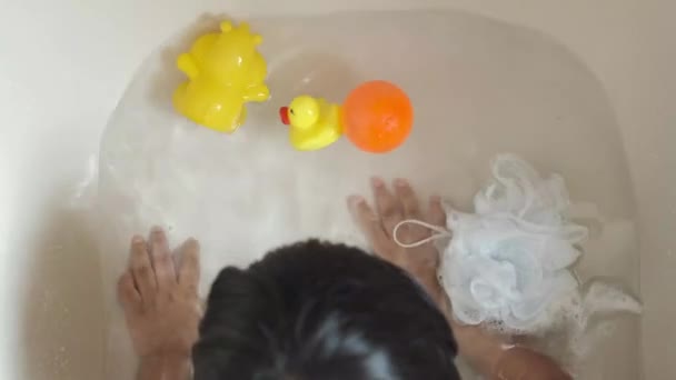 Criança menina tomando seu banho vista superior, — Vídeo de Stock