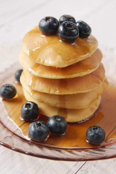 Pancake dengan buah beri segar dan sirup maple di atas piring , — Stok Foto