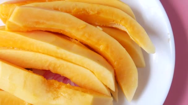 Кусочек папайи на белой тарелке , — стоковое видео
