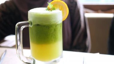 Masada bir bardak limon suyu. ,