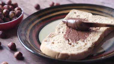 Çikolatalı fındıklı tost üzerine yayılmış.