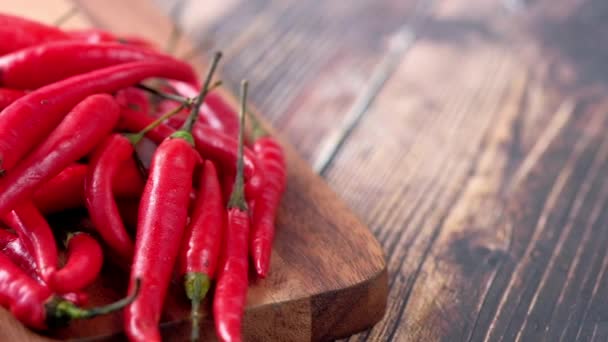 Červené chilli na sekání palubě zblízka — Stock video