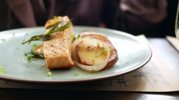 美味的鲑鱼、土豆泥和蔬菜在盘子里 — 图库视频影像
