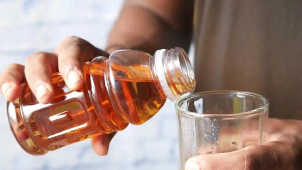 Vaso de jugo de manzana y manzana en la mesa, — Vídeos de Stock