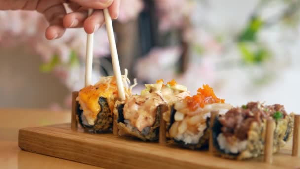 Sushi i tradycyjne japońskie jedzenie na stole z przestrzenią do kopiowania, — Wideo stockowe