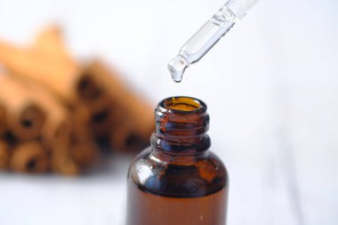 Bir konteynıra tarçın yağı dökmek ,