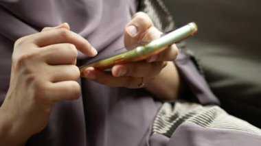  Kadınlar arabalarında akıllı telefonları tutarlar. 