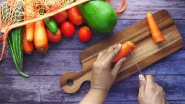 Masada taze havuç doğramak. 