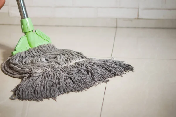 Mycie podłogi płytkami z mopem — Zdjęcie stockowe