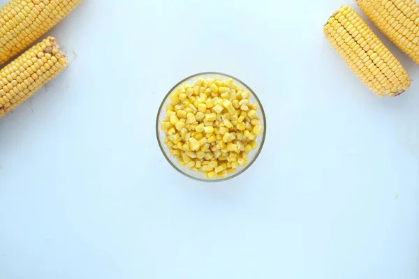 Édes kukorica egy tálban az asztalon , — Stock Fotó