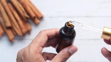 Bir konteynıra tarçın yağı dökmek ,