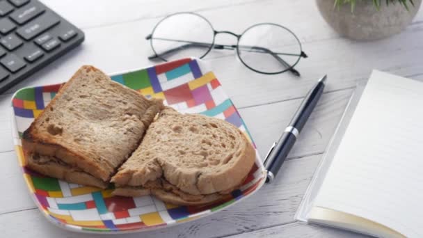 Mão escolhe o sanduíche vegetal em um patê na mesa de escritório . — Vídeo de Stock