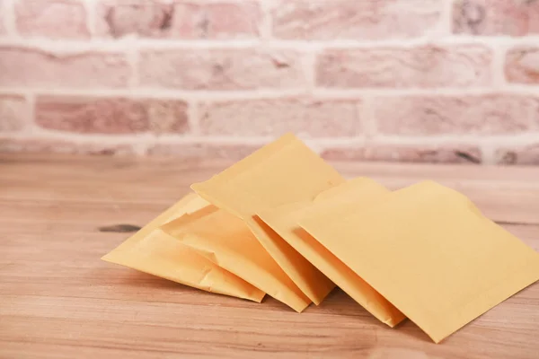 Gele papieren bel envelop op tafel — Stockfoto