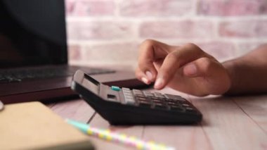 Hesap makinesi kullanarak insan elini kapat